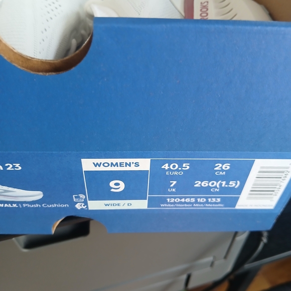 Brooks Women’s Glycerin 23 NeutraBrooks Women's Athletic Shoes in White and Pink - Picture 9 of 14